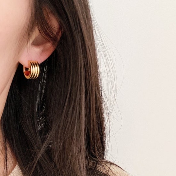 14k Chunky Small Gold Huggie Hoop Earrings - Picture 2 of 7